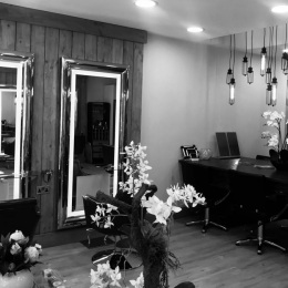 SALON-INTERIOR-BLACK-AND-WHITE